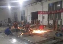 不銹鋼候車亭加班中！